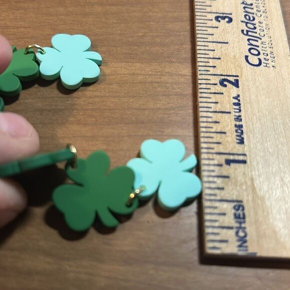 Pastel dangle clover earrings - Picture 3 of 3